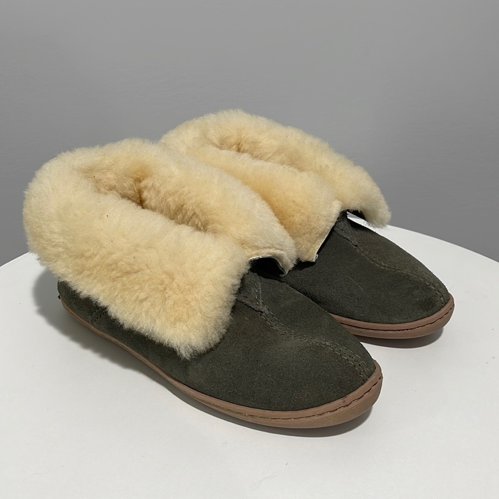 Women's Minnetonka Sheepskin Ankle Boot size 5